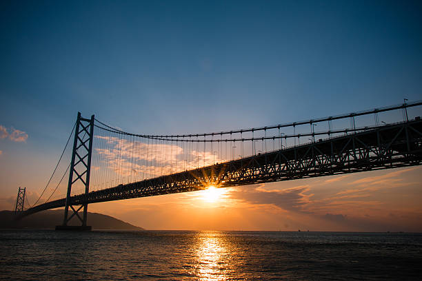 ponte akashi kaikyo seto nel mare interno a kobe in giappone - kobe bridge japan suspension bridge foto e immagini stock