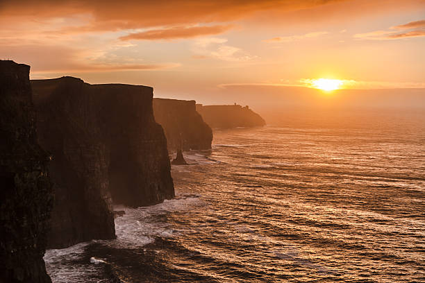 scogliere di moher al tramonto in co.  clare irlanda - republic of ireland cliffs of moher cliff sunset foto e immagini stock