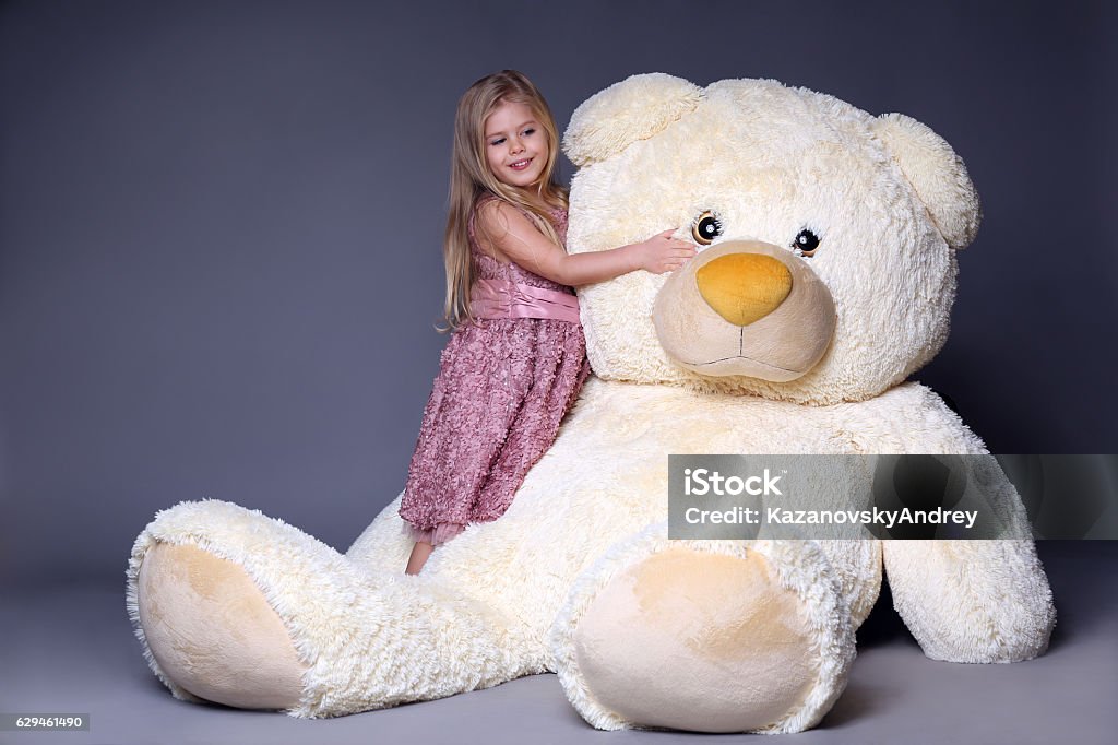 Little Girl Hugging Big Teddy Bear Stock Photo - Download Image Now - Teddy  Bear, Large, Girls - iStock