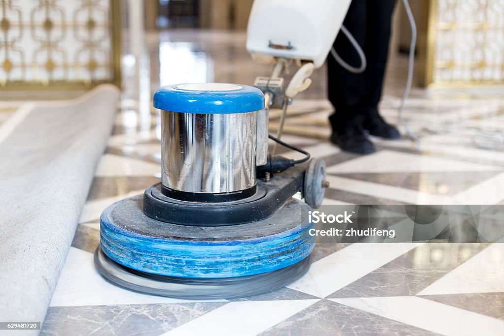 homme polissant le sol en marbre dans un immeuble de bureaux moderne - Photo de Nettoyer libre de droits