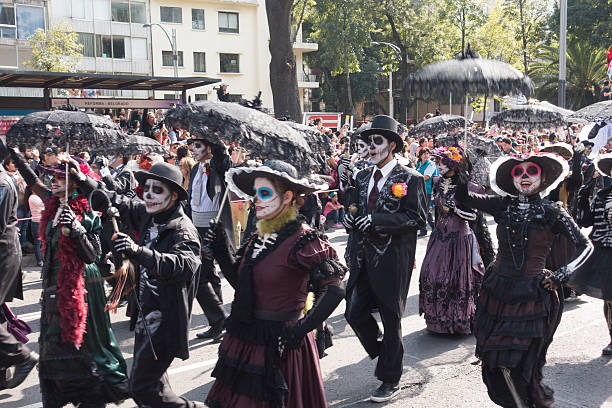 personnes squelette costumes jour de la parade des morts mexico - ethnic editorial make up colors photos et images de collection