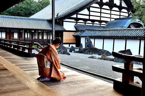 着物の日本人女性、京都府徳寺の岩園を賞賛する - kyoto accord 写真 ストックフォトと画像