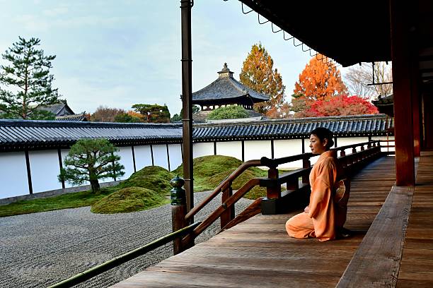 京都府徳寺の着物の日本人女性が岩の庭を賞賛する - kyoto accord 写真 ストックフォトと画像