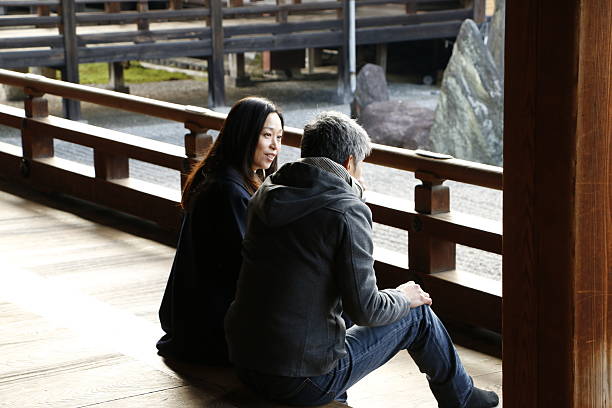 couple au temple tofukuji - zen like women temple meditating photos et images de collection