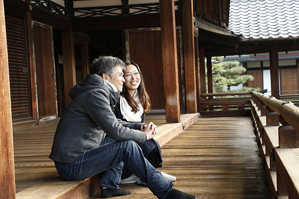 couple au temple tofukuji à kyoto - zen like women temple meditating photos et images de collection