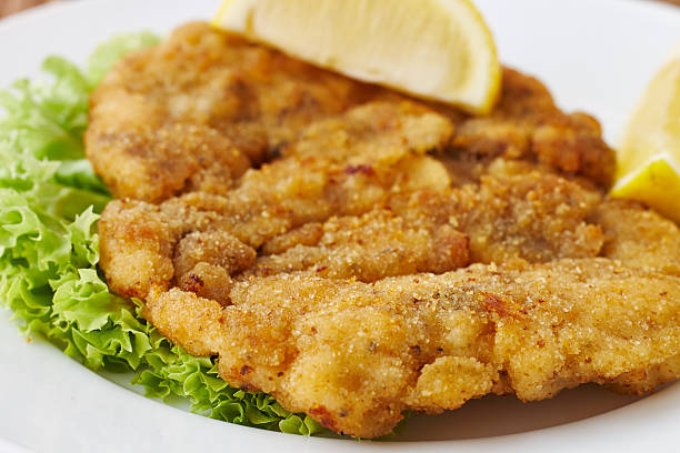 weiner schnitzel with green salad and lemon - weiner schnitzel imagens e fotografias de stock