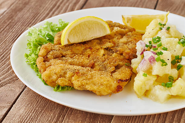 cotoletta weiner con insalata di patate su sfondo di legno - weiner schnitzel foto e immagini stock