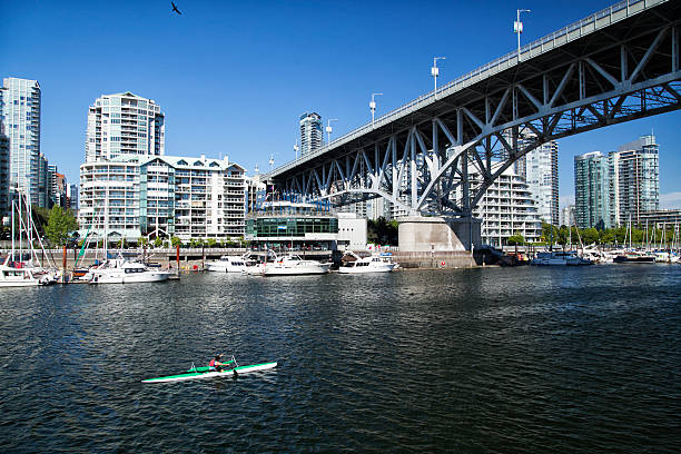 バンクーバーの偽クリークでカヌーをする女性 - clear sky water sports and fitness yacht ストックフォトと画像