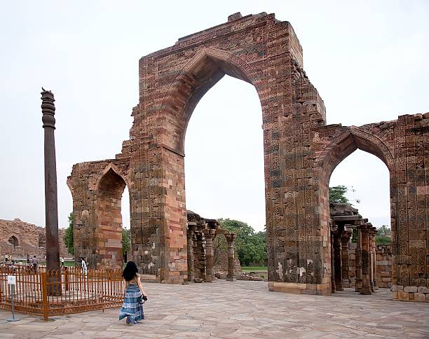 pilier de fer à qutub minar à delhi, inde - delhi quitab minar qutab new delhi photos et images de collection