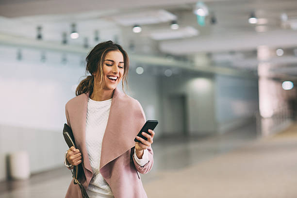 texting auf dem u-bahn-parkplatz - female healthy lifestyle wellbeing elegance stock-fotos und bilder