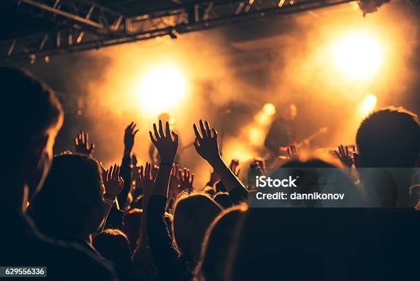 Siluetas De Concert Crowd In Front Of Amplia Luces De Escenario Foto de stock y más banco de imágenes de Música rock