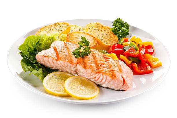 salmón asado y verduras  - seafood salmon ready to eat prepared fish fotografías e imágenes de stock
