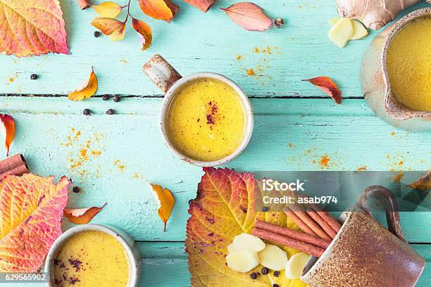 Foto de Leite Dourado De Cúrcuma e mais fotos de stock de Haldi Ka Doodh - Haldi Ka Doodh, Açafrão-da-índia, Bebida