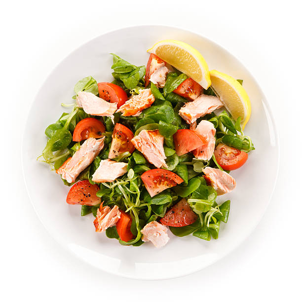 ensalada de verduras con salmón sobre fondo blanco - salad directly above salmon food fotografías e imágenes de stock