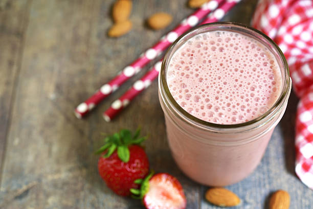 truskawkowy koktajl migdałowy w słoiku mason. - jar oatmeal granola glass zdjęcia i obrazy z banku zdjęć