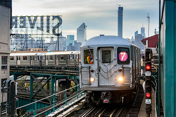 treno della metropolitana mta sulla linea 7 nel queens, nyc - ferrovia sopraelevata foto e immagini stock