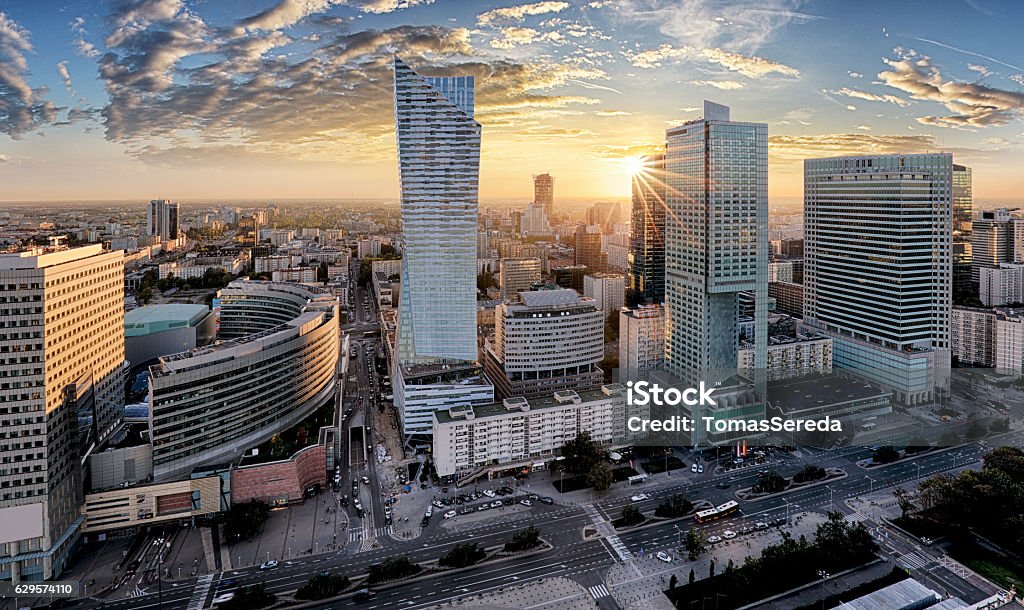Warschauer Stadt mit modernem Wolkenkratzer bei Sonnenuntergang, Polen - Lizenzfrei Warschau Stock-Foto