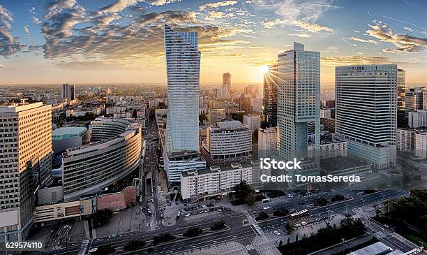 Warschauer Stadt Mit Modernem Wolkenkratzer Bei Sonnenuntergang Polen Stockfoto und mehr Bilder von Warschau