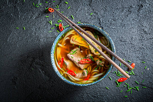 deliciosa sopa de curry rojo en tazón negro con palillos - asian cuisine fotografías e imágenes de stock