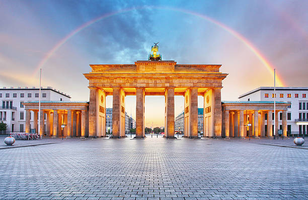 berliner brandenburger tor mit regenbogen. - brandenburger tor stock-fotos und bilder