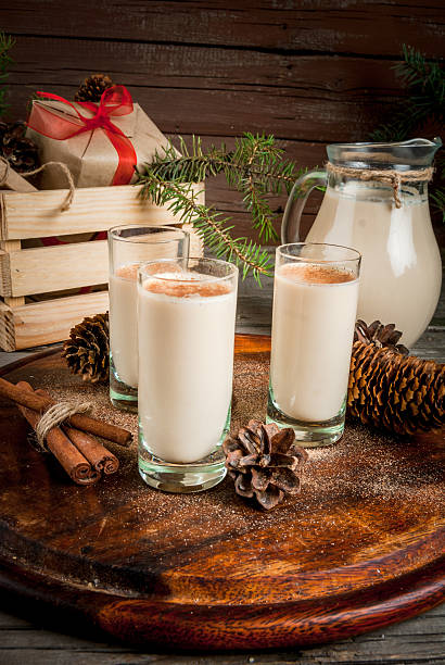 istock Traditional Christmas cocktail - Irish Cream, Cola de mono 629580394