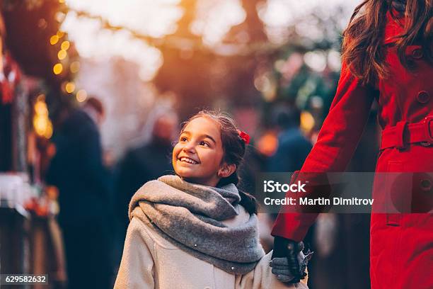 Familia De Compras Para Navidad Foto de stock y más banco de imágenes de Navidad - Navidad, Niño, Familia