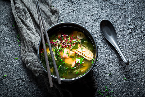 sopa de miso caliente con salmón en tazón negro - asian cuisine fotografías e imágenes de stock