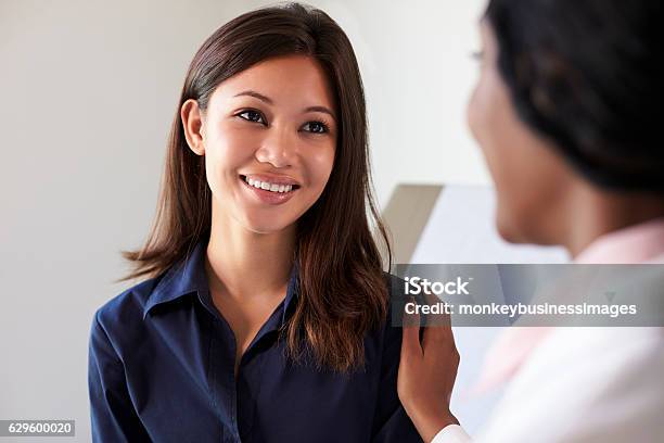 Weibliche Arzttreffen Mit Patient Im Untersuchungsraum Stockfoto und mehr Bilder von Hand auf der Schulter