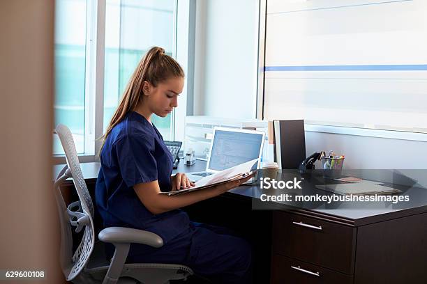 Krankenschwester Trägt Peelings Arbeiten Am Schreibtisch Im Büro Stockfoto und mehr Bilder von Krankenpflegepersonal