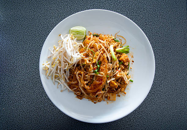 pad thai isolé sur la table - thai culture spice thai cuisine ingredient photos et images de collection