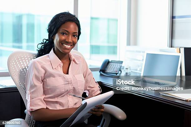 Ritratto Di Dottoressa Che Lavora In Ufficio - Fotografie stock e altre immagini di Popolo di discendenza africana - Popolo di discendenza africana, Afro-americano, Donne