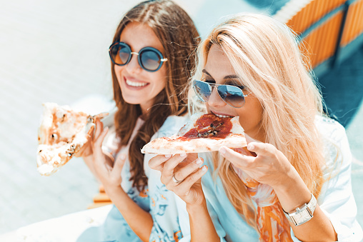 Friends eating pizza