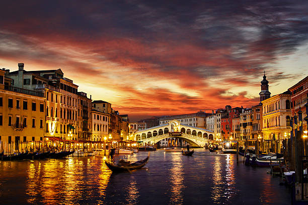 venecia en atardecer - venecia italia fotografías e imágenes de stock