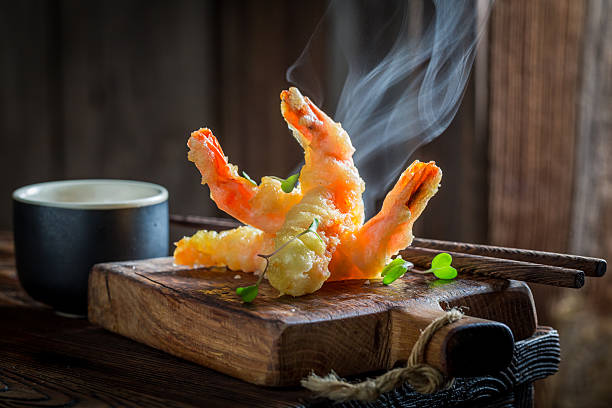 вкусные креветки в темпуре со сладким и кислым соусом - tempura стоковые фото и изображения