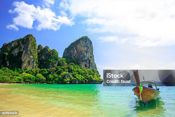 Photo libre de droit de Bateau Traditionnel À Longue Queue À La Plage De Railay banque d'images et plus d'images libres de droit de Plage