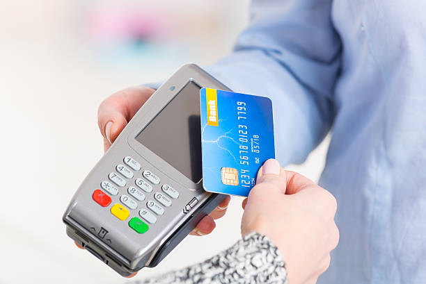 pagando com cartão de cr�édito ou débito sem contato - chip and pin - fotografias e filmes do acervo