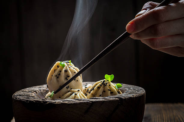 boulettes chinoises savoureuses et chaudes dans un bol en bois - cuisine asiatique photos et images de collection