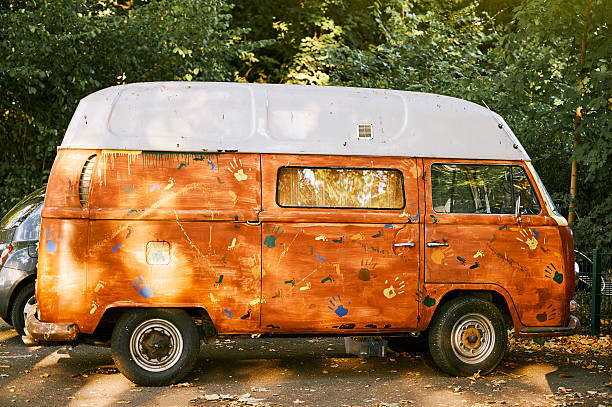 vieja furgoneta vw camper estacionada pintada a mano - retro revival old fashioned hand colored photography fotografías e imágenes de stock