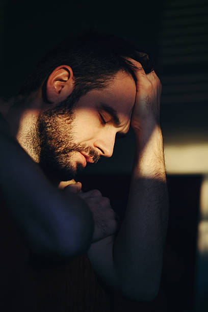 beau jeune homme triste et déprimé dans l’obscurité - mental health depression silhouette hysteria photos et images de collection