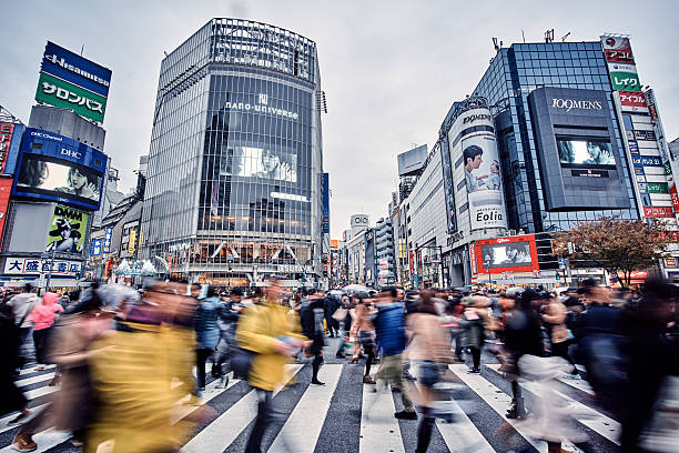 belebte shibuya-überfahrt in tokio,japan - crosswalk crowd activity long exposure stock-fotos und bilder