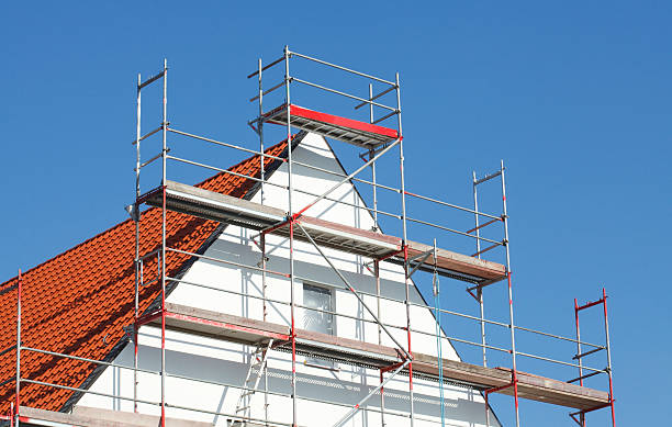 baustelle, neubau, dachstuhl - restoring scaffolding built structure home improvement stock-fotos und bilder