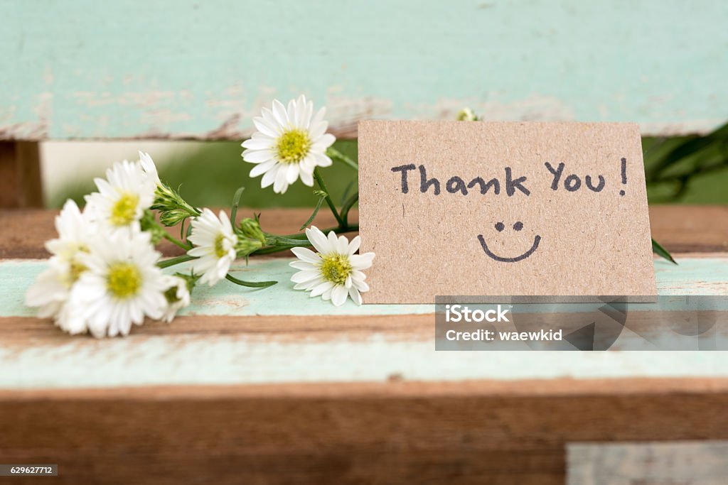 Nota di ringraziamento con faccina sorridente e grappolo di fiori - Foto stock royalty-free di Thank You