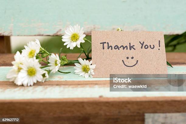 Nota Di Ringraziamento Con Faccina Sorridente E Grappolo Di Fiori - Fotografie stock e altre immagini di Thank You