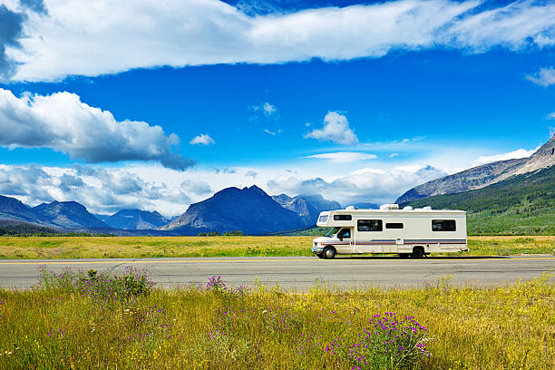 vehículo rv camper en el parque nacional glacier, montana - montana us glacier national park usa glacier fotografías e imágenes de stock