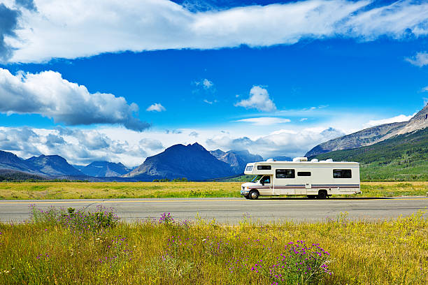 véhicule camping-car rv au parc national de glacier, montana - us glacier national park montana bus park photos et images de collection