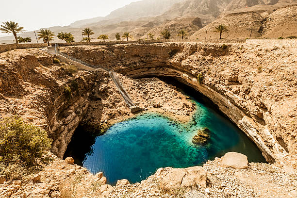 bimmah hawiyat najm poço, omã - sink hole - fotografias e filmes do acervo