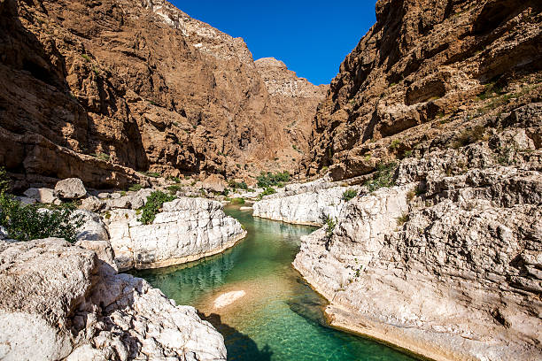 wadi shab, oman - flussbett stock-fotos und bilder