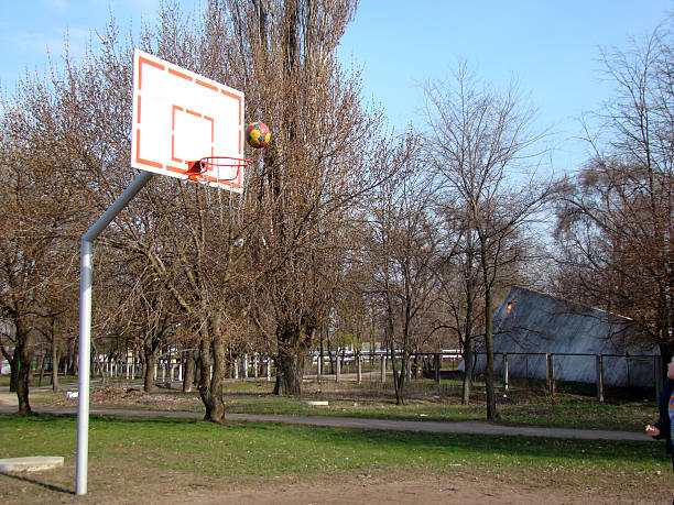 istock to play basketball 629640878