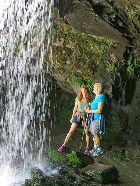 mujeres excursionistas, cascada de grotto falls, parque nacional smoky mountain, tennessee - grotto falls fotografías e imágenes de stock