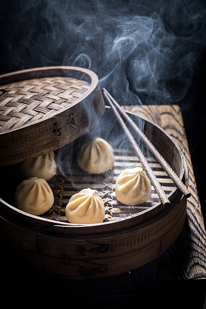 yummy und heiße chinesische knödel in holzdampfer - chinese dumpling vertical dumpling asian culture stock-fotos und bilder